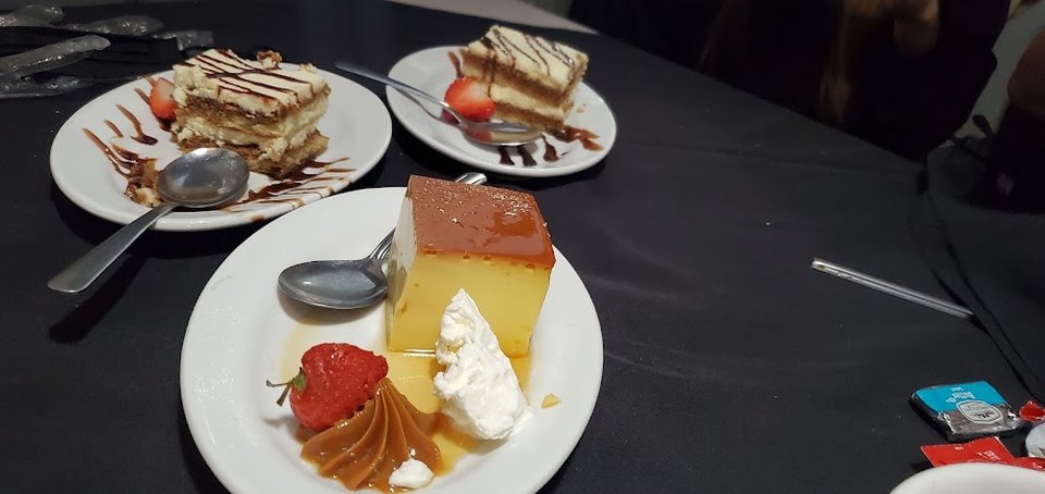 Flan Con Crema Y Dulce De Leche